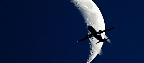 Самолет Boeing 737 на фоне растущей Луны. Самолет Boeing 737 на фоне растущей Луны. - Sputnik Արմենիա