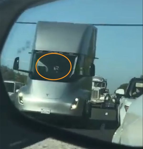 Грузовик Tesla Semi, управляемый без водителя, ездит по улицам - видео Грузовик Tesla Semi, управляемый без водителя, ездит по улицам - видео - Sputnik Армения