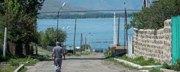 Дорога к озеру Севан в селе Чкаловка, Гегаркуник - Sputnik Արմենիա