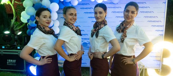 Бортпроводницы авиакомпании Armenia на трехлетии авиакомпании Бортпроводницы авиакомпании Armenia на трехлетии авиакомпании - Sputnik Армения