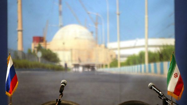 Флаги России и Ирана на переговорах по ядерной программе Ирана - Sputnik Армения