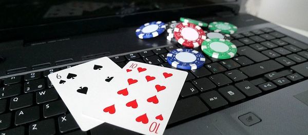 Ноутбук с покерными картами и покерными фишками - Sputnik Արմենիա