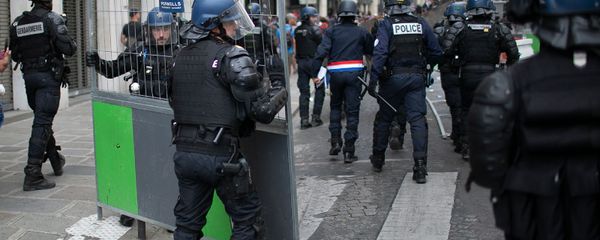 Сотрудники полиции преследуют демонстрантов после парада в День взятия Бастилии (14 июля 2019). Париж Сотрудники полиции преследуют демонстрантов после парада в День взятия Бастилии (14 июля 2019). Париж - Sputnik Армения