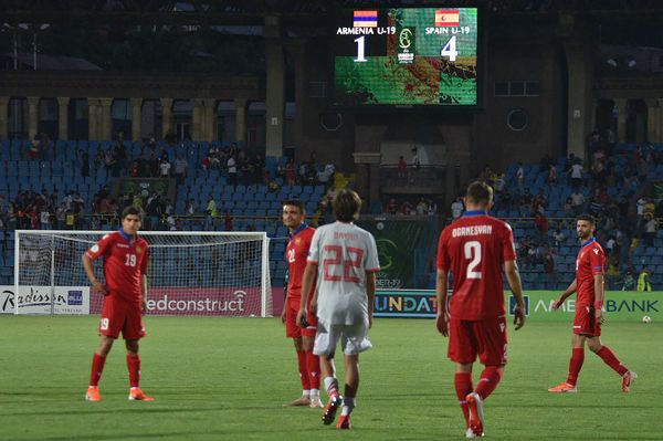 ЧЕ U19: сборная Армении по футболу проиграла в Ереване испанцам с разгромным счетом - Sputnik Армения