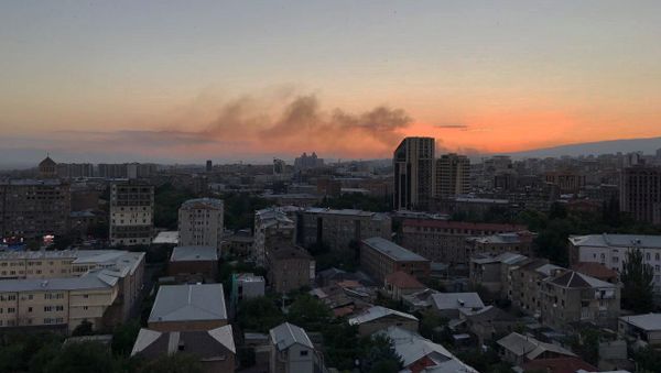 Дым от пожара у мемориального комплекса Цицернакаберд (14 июля 2019). Ереван Дым от пожара у мемориального комплекса Цицернакаберд (14 июля 2019). Ереван - Sputnik Արմենիա