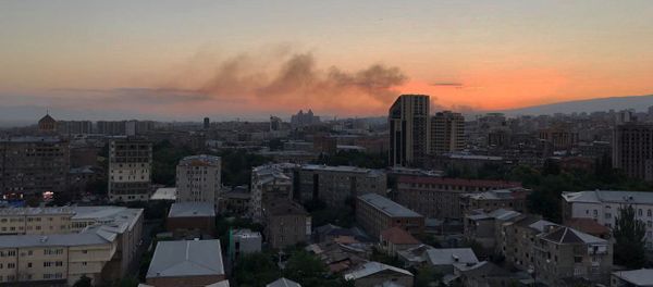 Дым от пожара у мемориального комплекса Цицернакаберд (14 июля 2019). Ереван Дым от пожара у мемориального комплекса Цицернакаберд (14 июля 2019). Ереван - Sputnik Արմենիա