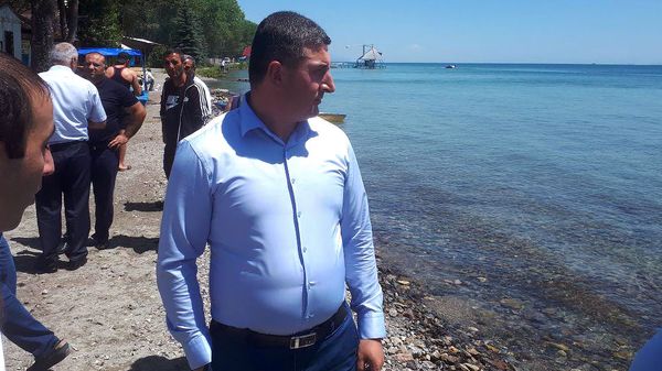 Губернатор Гегаркуникской области Гнел Саносян встретился с участниками акции протеста владельцев объектов, расположенных вокруг озера Севан (15 июля 2019). Севан - Sputnik Армения