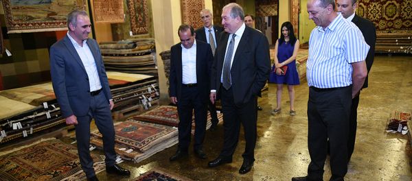 Президент Армен Саркисян посетил компанию Мергелян карпет (15 июля 2019). Еревaн Президент Армен Саркисян посетил компанию Мергелян карпет (15 июля 2019). Еревaн - Sputnik Արմենիա