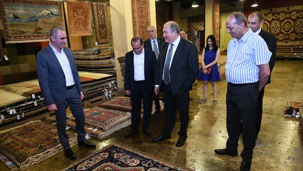 Президент Армен Саркисян посетил компанию Мергелян карпет (15 июля 2019). Еревaн Президент Армен Саркисян посетил компанию Мергелян карпет (15 июля 2019). Еревaн - Sputnik Արմենիա