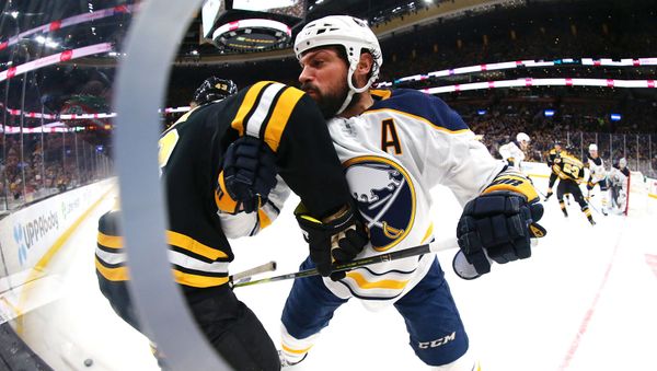 Защитник Buffalo Sabres Зак Богосян и Дэнтон Хейнен из Boston Bruins в первом периоде игры между Boston Bruins и Buffalo Sabres (16 декабря 2018). Бостон Защитник Buffalo Sabres Зак Богосян и Дэнтон Хейнен из Boston Bruins в первом периоде игры между Boston Bruins и Buffalo Sabres (16 декабря 2018). Бостон - Sputnik Армения
