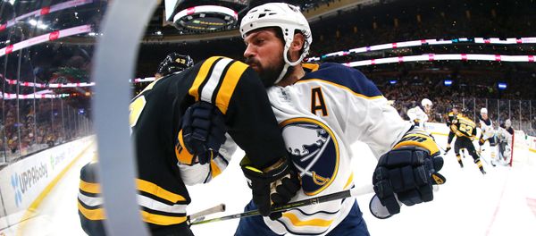 Защитник Buffalo Sabres Зак Богосян и Дэнтон Хейнен из Boston Bruins в первом периоде игры между Boston Bruins и Buffalo Sabres (16 декабря 2018). Бостон Защитник Buffalo Sabres Зак Богосян и Дэнтон Хейнен из Boston Bruins в первом периоде игры между Boston Bruins и Buffalo Sabres (16 декабря 2018). Бостон - Sputnik Армения