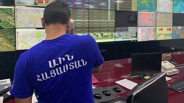 Сотрудник МЧС в центре кризисного управления - Sputnik Армения