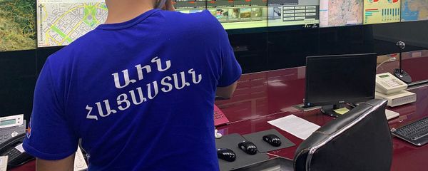 Сотрудник МЧС в центре кризисного управления Сотрудник МЧС в центре кризисного управления - Sputnik Армения