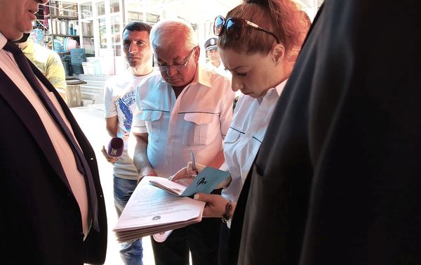 Сотрудники гос.службы по безопасности пищевых продуктов провели повторные санитарные проверки в Гюмри (16 июля 2019). Гюмри Сотрудники гос.службы по безопасности пищевых продуктов провели повторные санитарные проверки в Гюмри (16 июля 2019). Гюмри - Sputnik Армения