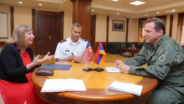 Встреча министра обороны Армении Давида Тонояна и посла США в Армении Линн Трейси (16 июля 2019). Еревaн - Sputnik Армения