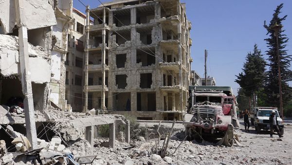 Члены сирийской гражданской обороны проходят мимо разрушенных зданий после авиаудара сил режима в городе Идлиб (12 июля 2019). Сирия Члены сирийской гражданской обороны проходят мимо разрушенных зданий после авиаудара сил режима в городе Идлиб (12 июля 2019). Сирия - Sputnik Армения