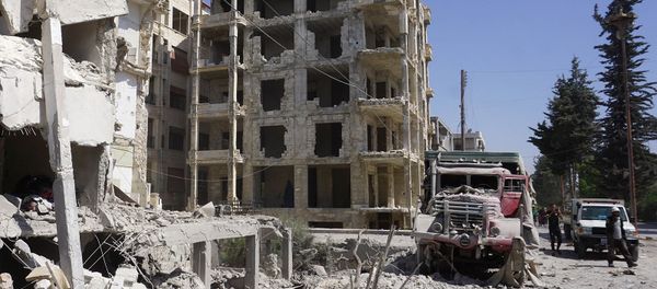 Члены сирийской гражданской обороны проходят мимо разрушенных зданий после авиаудара сил режима в городе Идлиб (12 июля 2019). Сирия Члены сирийской гражданской обороны проходят мимо разрушенных зданий после авиаудара сил режима в городе Идлиб (12 июля 2019). Сирия - Sputnik Армения