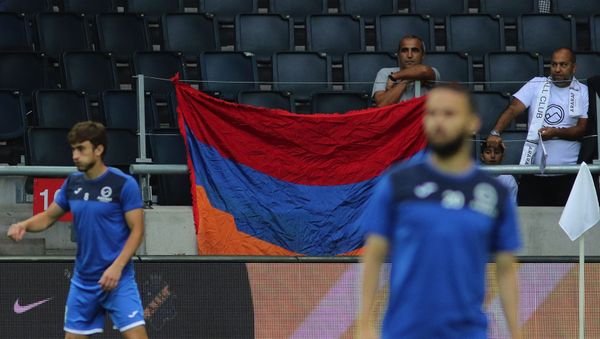Болельщики ФК Арарат-Армения наблюдают за тренировкой команды перед началом матча квалификационного раунда Лиги Чемпионов УЕФА против команды АИК (17 июля 2019). Сольна - Sputnik Армения