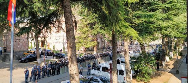 В Иджеван стянуты войска полиции после произошедших столкновений из-за запрета на вырубку леса (18 июля 2019)  - Sputnik Արմենիա