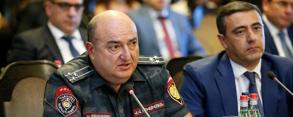 Замначальника полиции Вардан Мовсисян на заседании правительства Армении (18 июля 2019). Еревaн Замначальника полиции Вардан Мовсисян на заседании правительства Армении (18 июля 2019). Еревaн - Sputnik Армения