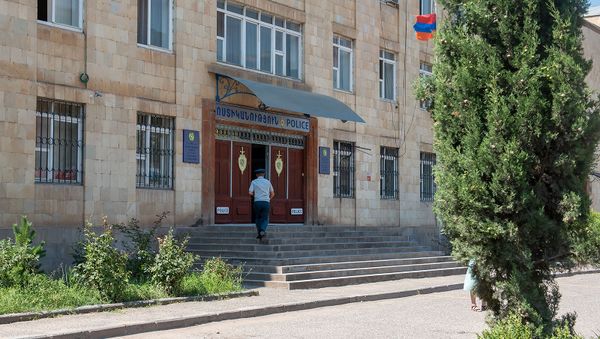 Полицейский у здания полиции Иджевана - Sputnik Армения