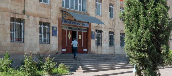 Полицейский у здания полиции Иджевана Полицейский у здания полиции Иджевана - Sputnik Армения