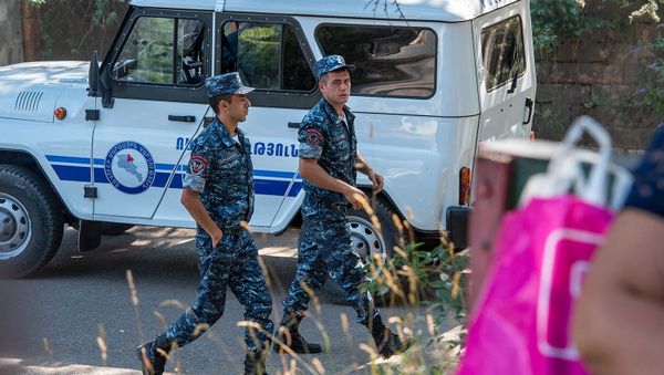Полицейские на улицах в Иджеване - Sputnik Армения