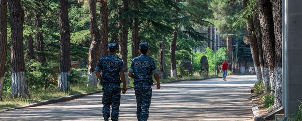 Полицейские на улицах в Иджеване - Sputnik Армения