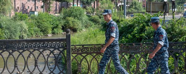Полицейские на улицах в Иджеване - Sputnik Армения