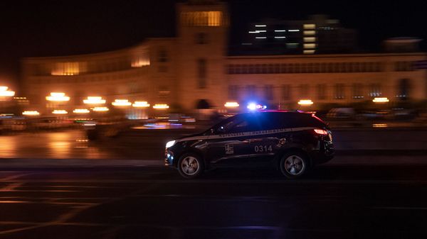 Автомобиль патрульной службы на площади Республики - Sputnik Армения