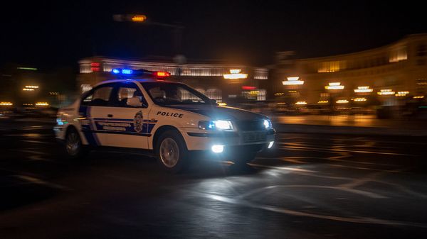 Автомобиль патрульной службы на площади Республики - Sputnik Армения