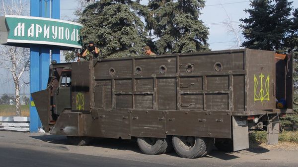 Грузовик у въезда в город Мариуполь - Sputnik Армения