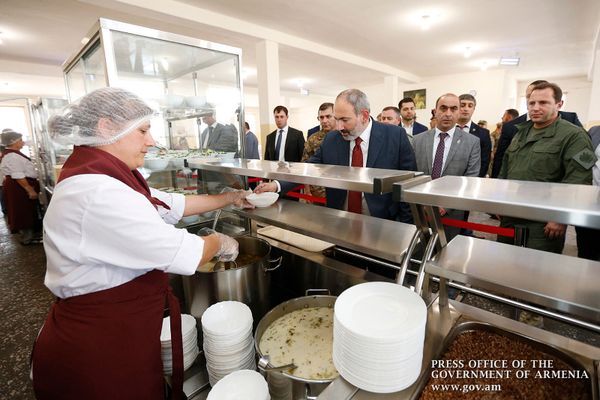 Премьер-министр Никол Пашинян в сопровождении министра обороны Давида Тонояна и начальника генштаба ВС Артака Давтяна посетил воинскую часть (19 июля 2019). Армавир Премьер-министр Никол Пашинян в сопровождении министра обороны Давида Тонояна и начальника генштаба ВС Артака Давтяна посетил воинскую часть (19 июля 2019). Армавир - Sputnik Армения