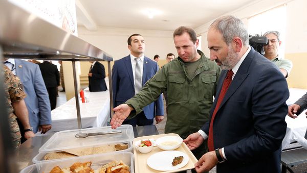 Премьер-министр Никол Пашинян в сопровождении министра обороны Давида Тонояна и начальника генштаба ВС Артака Давтяна посетил воинскую часть (19 июля 2019). Армавир - Sputnik Армения