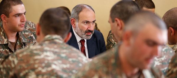 Премьер-министр Никол Пашинян в сопровождении министра обороны Давида Тонояна и начальника генштаба ВС Артака Давтяна посетил воинскую часть (19 июля 2019). Армавир Премьер-министр Никол Пашинян в сопровождении министра обороны Давида Тонояна и начальника генштаба ВС Артака Давтяна посетил воинскую часть (19 июля 2019). Армавир - Sputnik Արմենիա