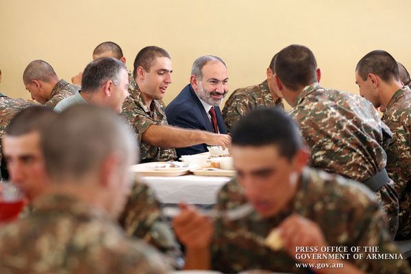 Премьер-министр Никол Пашинян в сопровождении министра обороны Давида Тонояна и начальника генштаба ВС Артака Давтяна посетил воинскую часть (19 июля 2019). Армавир Премьер-министр Никол Пашинян в сопровождении министра обороны Давида Тонояна и начальника генштаба ВС Артака Давтяна посетил воинскую часть (19 июля 2019). Армавир - Sputnik Армения