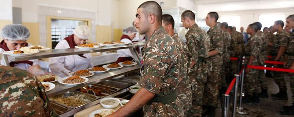 Солдаты в военной столовой Солдаты в военной столовой - Sputnik Արմենիա