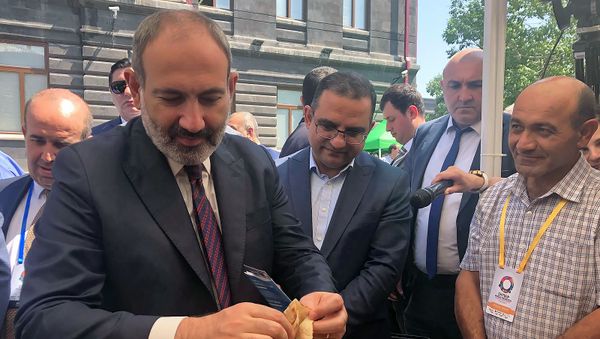 Члены правительства во главе с премьер-министром Николом Пашиняном на бизнес-форуме Мой шаг во имя Ширака (20 июля 2019). Гюмри - Sputnik Армения