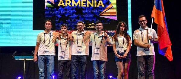 Участники международной олимпиады по математики из Армении на церемонии открытия (15 июля 2019). Бат Участники международной олимпиады по математики из Армении на церемонии открытия (15 июля 2019). Бат - Sputnik Արմենիա