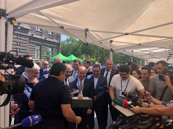 Դուխով տիկնիկ, հայկական կոշիկ և ուշագնացություն. Փաշինյանը Գյումրիում շրջեց տաղավարներով  - Sputnik Արմենիա