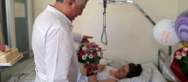 Лечащие врачи и дирекция медцентра Сурб Аствацамайр поздравила с 17-летием пострадавшую в ДТП в Гори (Грузия) пациентку Лиану (20 июля 2019). Еревaн - Sputnik Армения