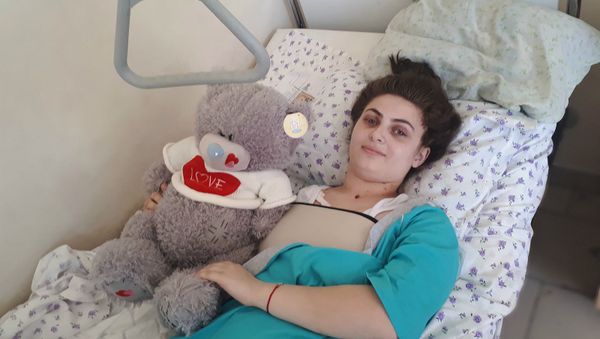 Лечащие врачи и дирекция медцентра Сурб Аствацамайр поздравила с 17-летием пострадавшую в ДТП в Гори (Грузия) пациентку Лиану (20 июля 2019). Еревaн Лечащие врачи и дирекция медцентра Сурб Аствацамайр поздравила с 17-летием пострадавшую в ДТП в Гори (Грузия) пациентку Лиану (20 июля 2019). Еревaн - Sputnik Армения