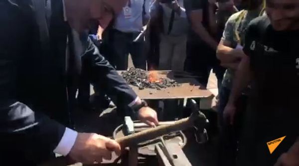 Премьер министр Армении Никол Пашинян мастерит металлическое изделие на выставке Премьер министр Армении Никол Пашинян мастерит металлическое изделие на выставке - Sputnik Армения