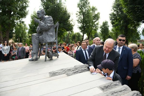 Он был великим гражданином: президент Саркисян почтил память Соса Саркисяна - Sputnik Армения