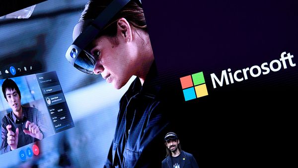 Технический сотрудник Microsoft Алекс Кипман раскрывает HoloLens 2 во время презентации на мобильной выставке MWC (24 февраля 2019). Барселона - Sputnik Արմենիա