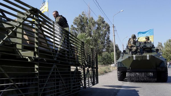 Украинские военные из батальона «Азов» в пригороде Мариуполя - Sputnik Армения