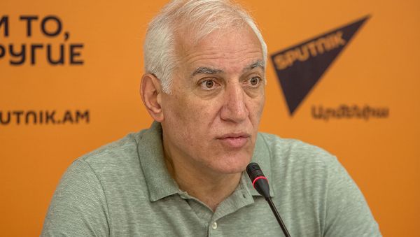 Ваагн Хачатрян на пресс-конференции – Первоочередные задачи нынешних властей Еревана. Год спустя (22 июля 2019). Еревaн - Sputnik Արմենիա