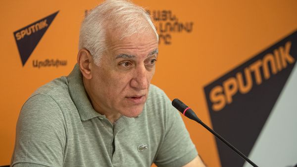 Ваагн Хачатрян на пресс-конференции – Первоочередные задачи нынешних властей Еревана. Год спустя (22 июля 2019). Еревaн - Sputnik Արմենիա