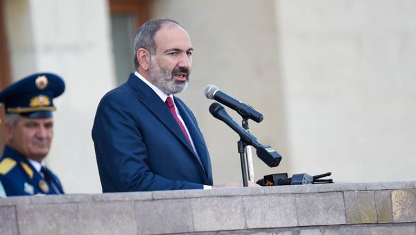 Премьер-министр Никол Пашинян во время церемонии награждения выпускников военно-учебных заведений (22 июля 2019). Еревaн Премьер-министр Никол Пашинян во время церемонии награждения выпускников военно-учебных заведений (22 июля 2019). Еревaн - Sputnik Армения