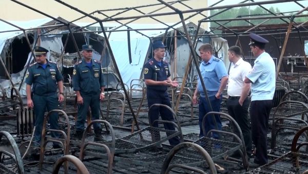 Сотрудники МЧС России на месте пожара в палаточном городке на территории горнолыжного комплекса «Холдоми» (23 июля 2019). Хабаровский край - Sputnik Армения